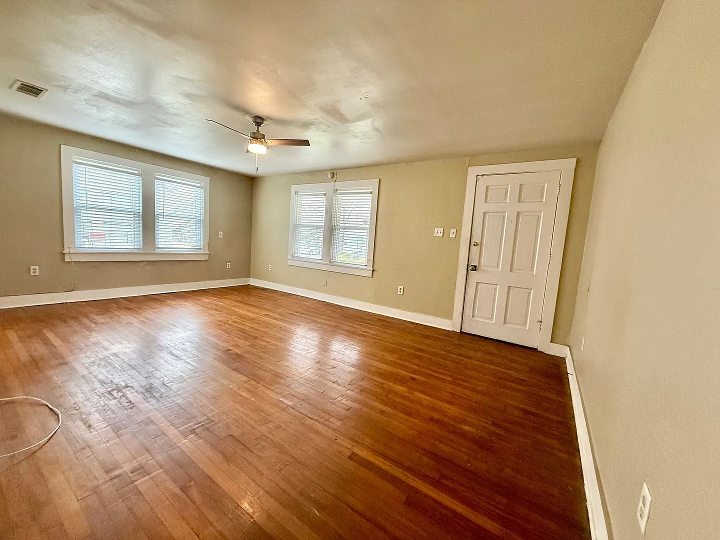 Charming 2 Bedroom 1 Bathroom Home for Rent! — Photo 4
