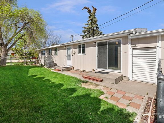 3rd image of 905 Holly St