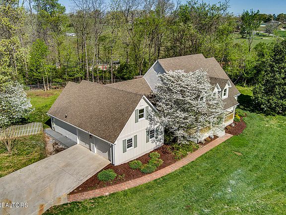 3rd image of 800 Davis Dr