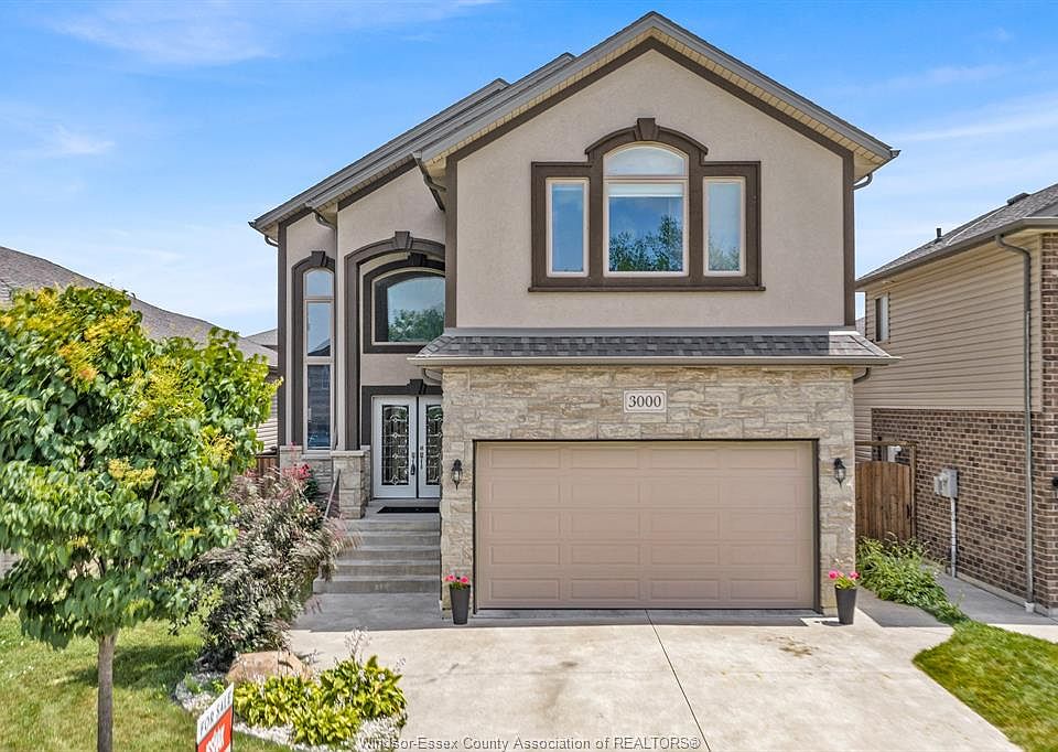 1st image of 3000 McRobbie Cres