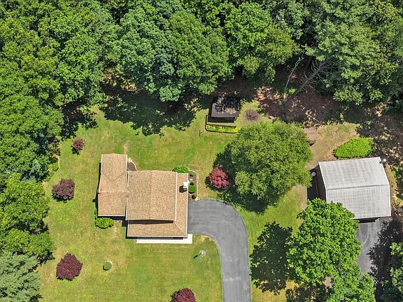3rd image of 28 Pine Heights Dr