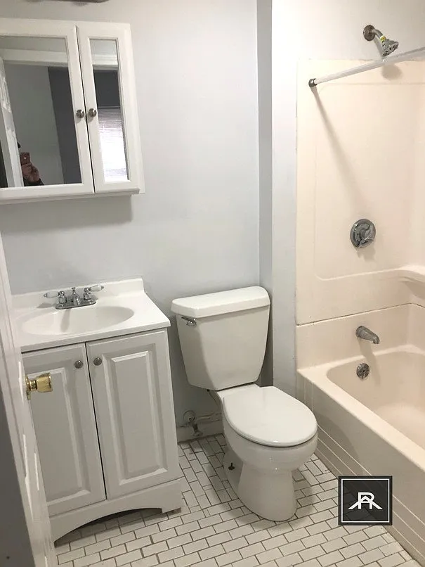 4 bed, 1.0 bath, 1200 sqft, $4,400 — Photo 2