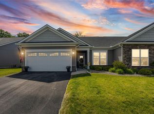 6004 Redfield Dr, Farmington, NY 14425