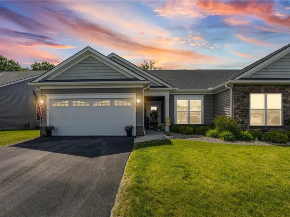 6004 Redfield Dr, Farmington, NY 14425