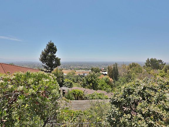 5th image of 15191 Camelot Dr