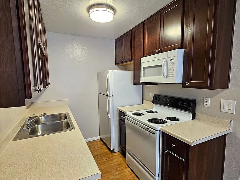 Del Mar Apartment Homes — Photo 20