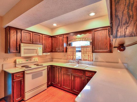 3rd image of 1033 Autumn Crest Ct