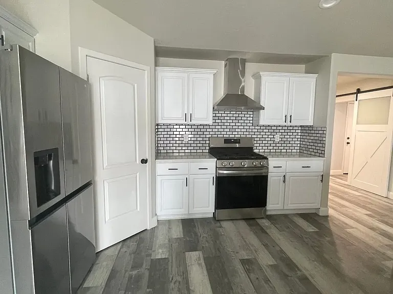 445 E 100 S — Photo 9