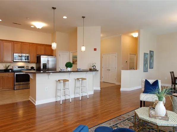 670 Town Center Dr Unit 405, Newport News, VA 23606