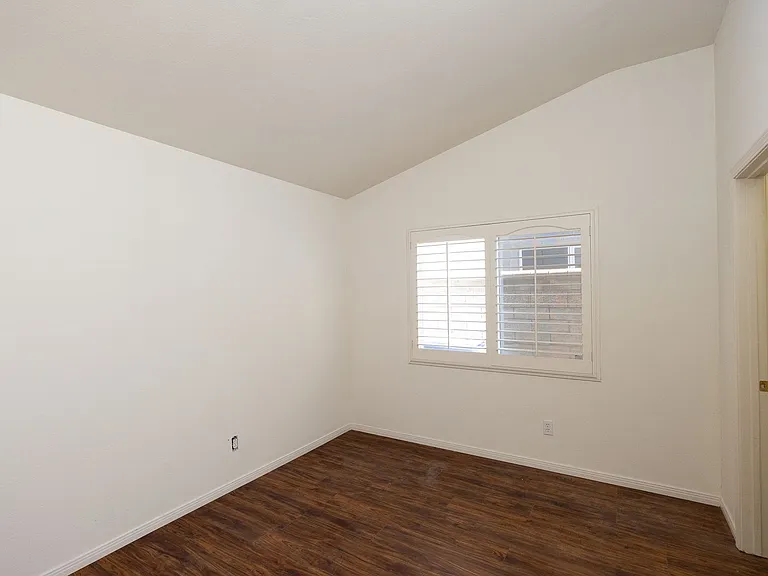 652 Teresa St — Photo 16