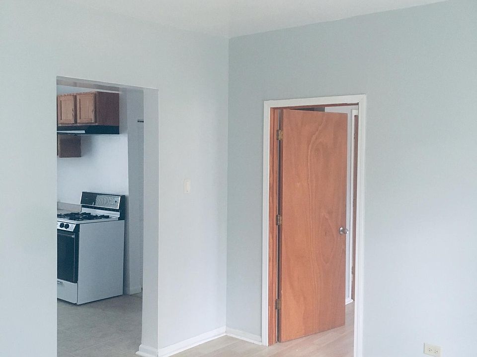 2nd image of 818 W 84th St