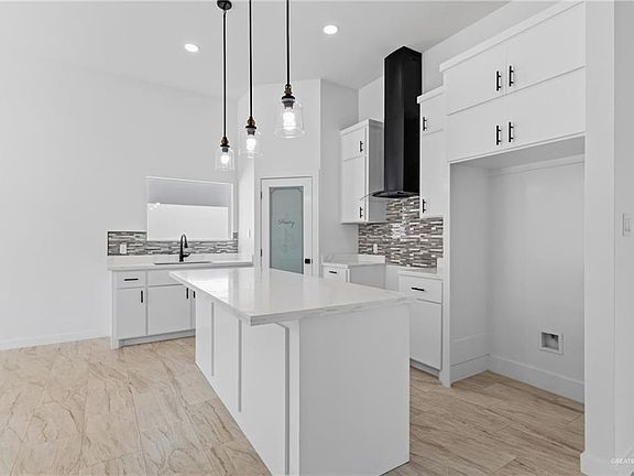 5th image of 1301 E Evergreen Ave