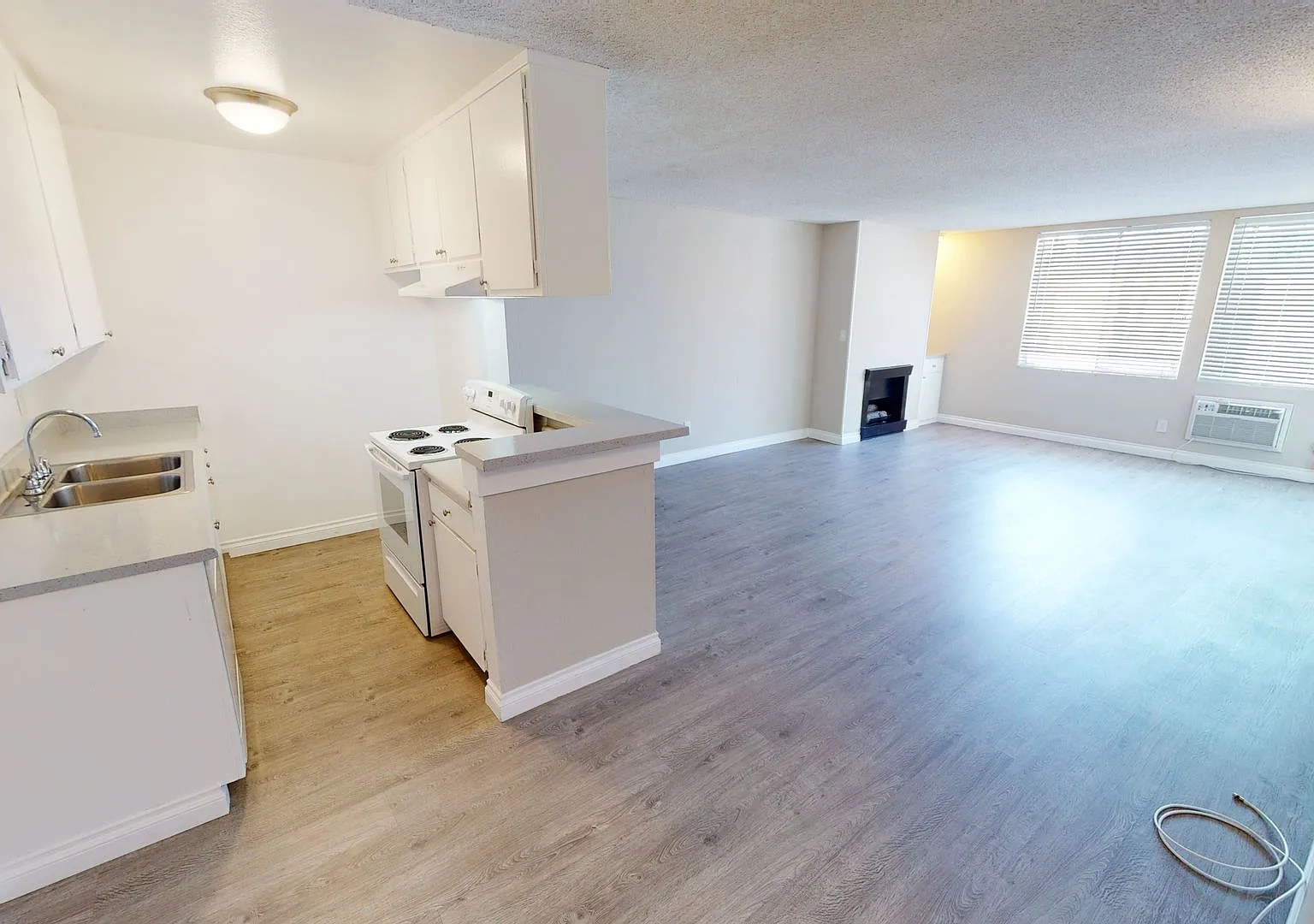 NOR - 134 Normandie Apartments — Photo 3
