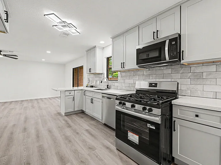 7607 Grape St — Photo 10