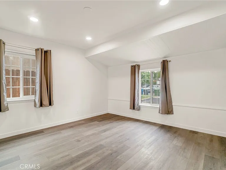 6318 Nagle Ave — Photo 10