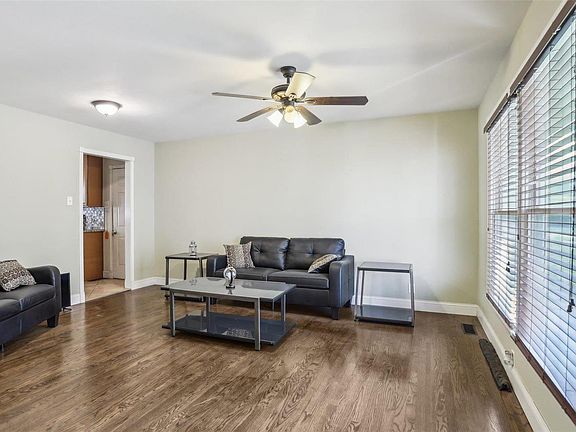 4th image of 610 Meadowgrass Dr