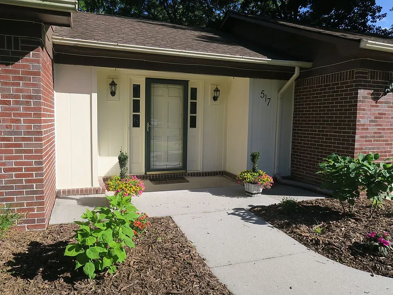 517 Norman Ln — Photo 1
