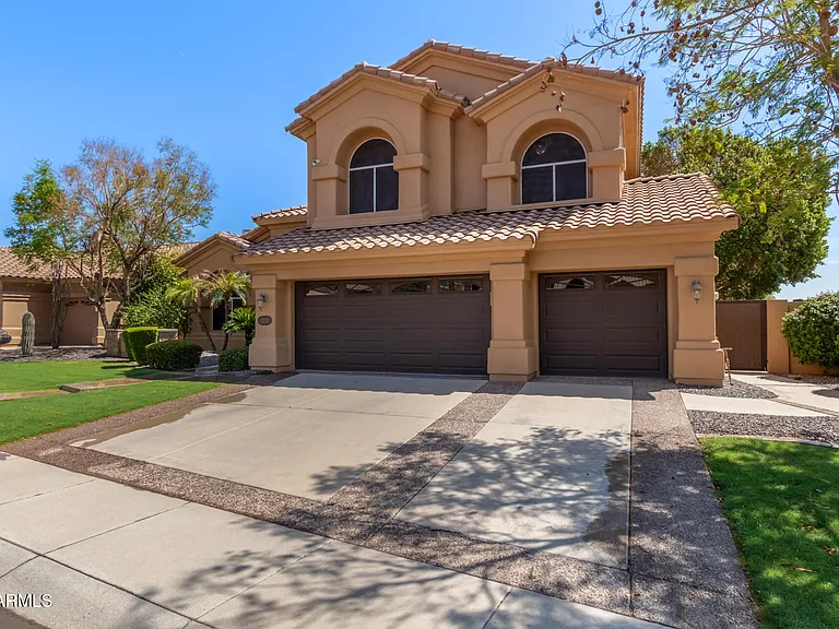 1211 E Desert Flower Ln — Photo 2