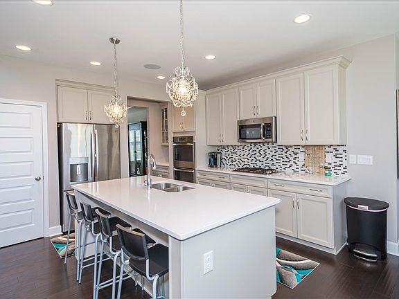 4th image of 413 Calumet Farms Dr