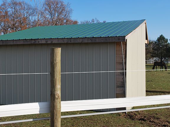 new 2014 loafing shed-horse