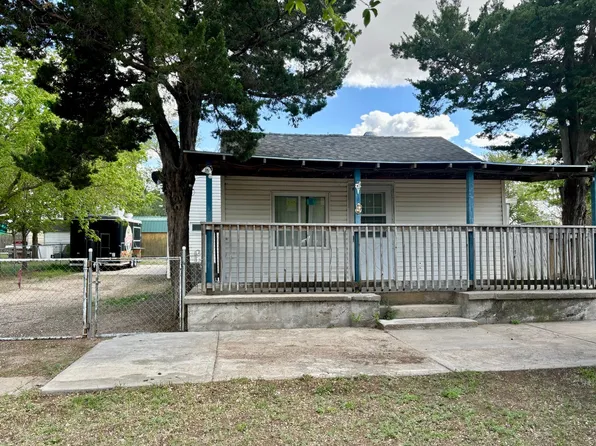 215 E Beeson Rd, Dodge City, KS 67801