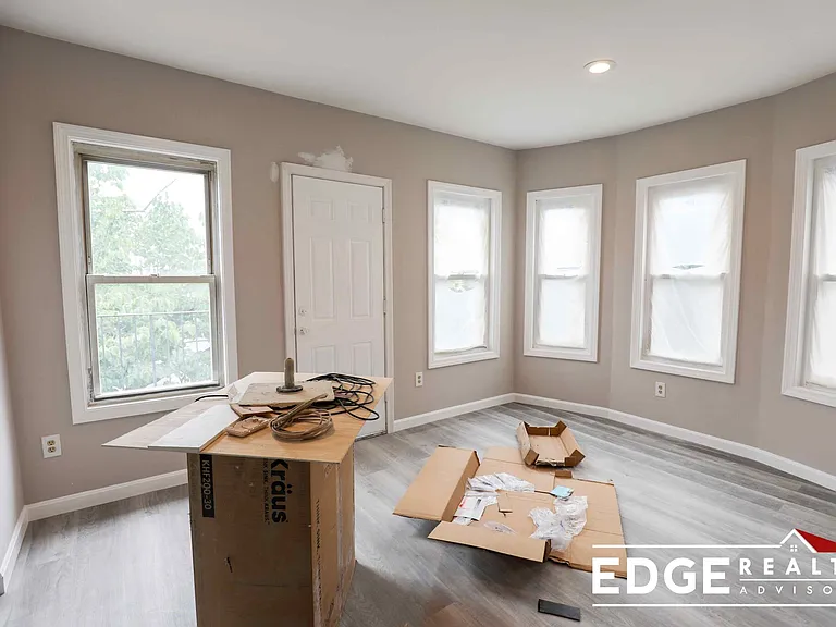 66 Quint Ave #2 — Photo 3