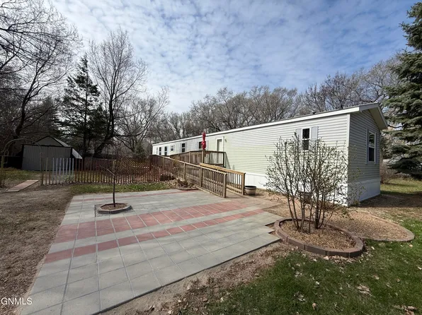 7037 Snappy Ln, Bismarck, ND 58504