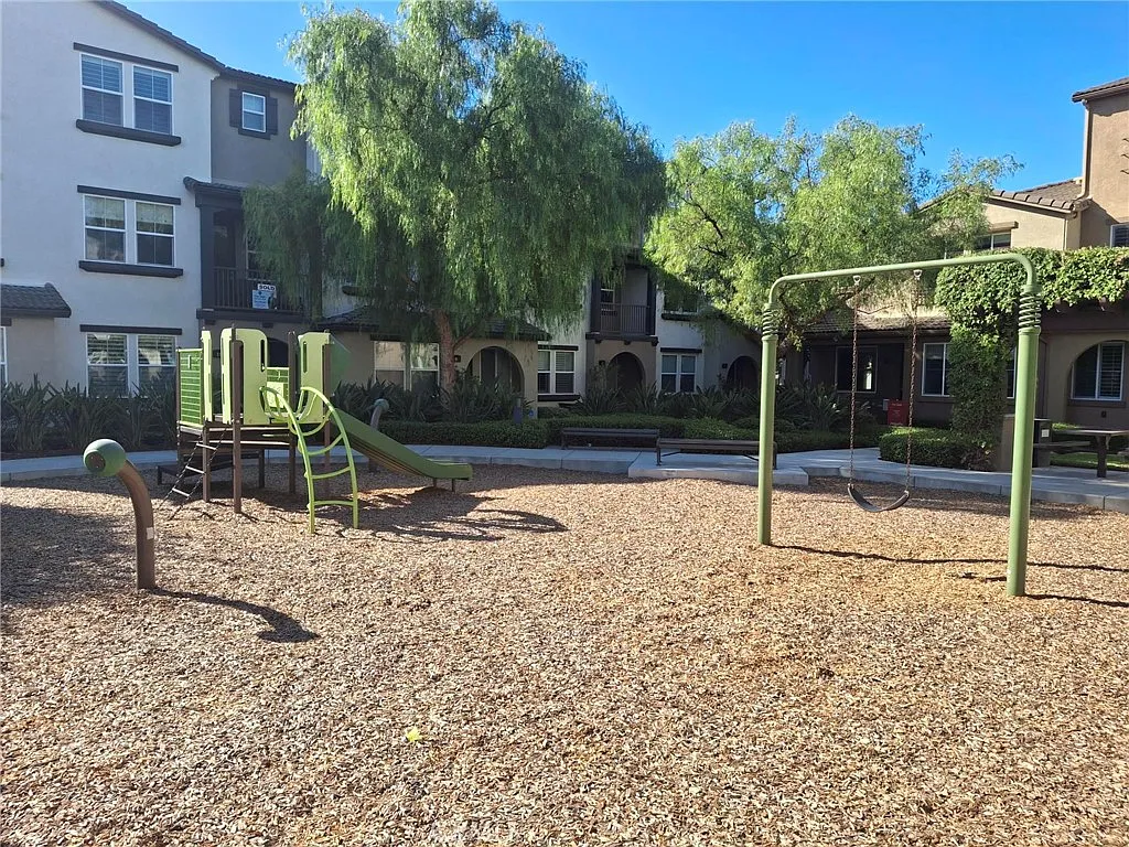 4 bed, 3.5 bath, 2233 sqft, $4,500 — Photo 4