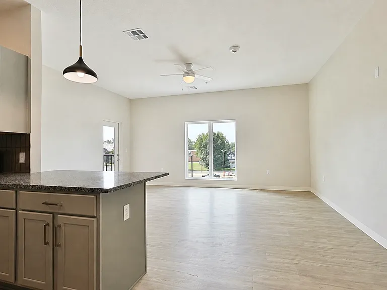 727 Poyntz Ave #415 — Photo 2