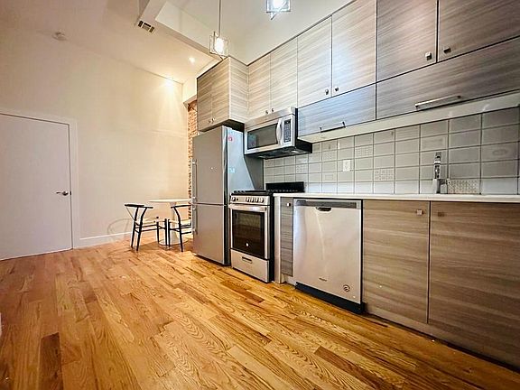 5th image of 195 Menahan St #640