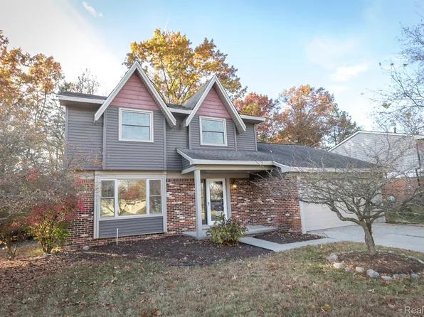 5215 Woodcreek Trl, Clarkston, MI 48346