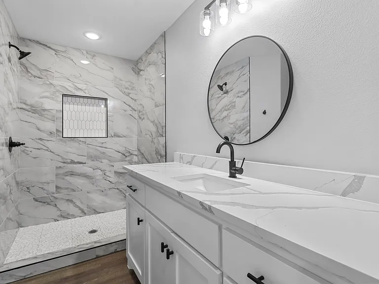 508 W Johnson St — Photo 11