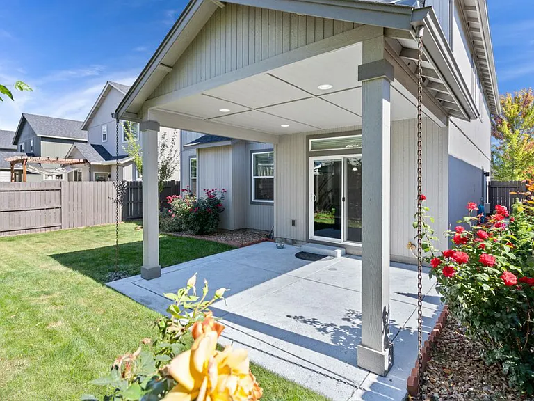 SE Camellia St — Photo 4