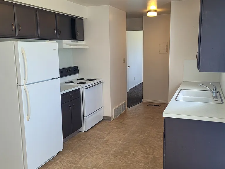 320 Ashland Dr — Photo 2