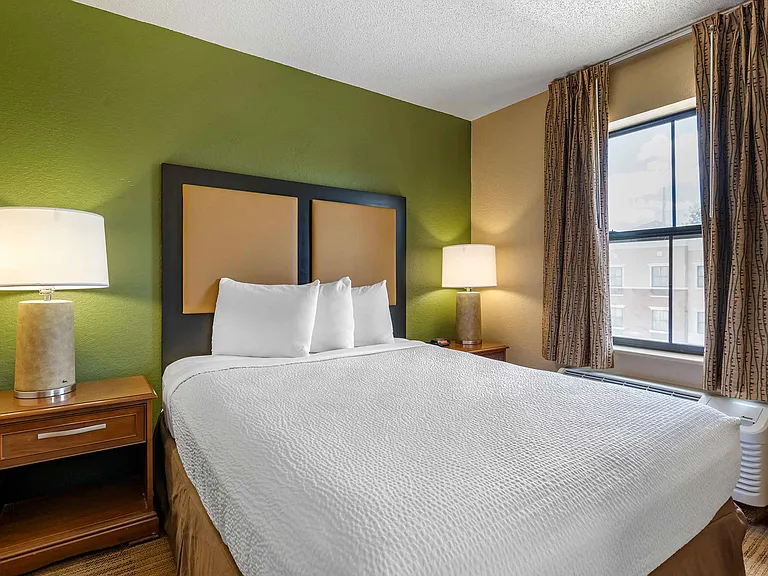 Deluxe Studio - 1 Queen Bed
