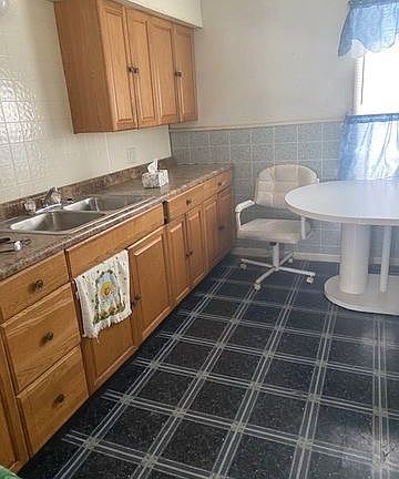 2nd image of 652 W Merchant St