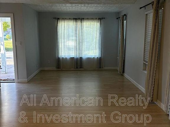 3rd image of 704 Little Crescent St