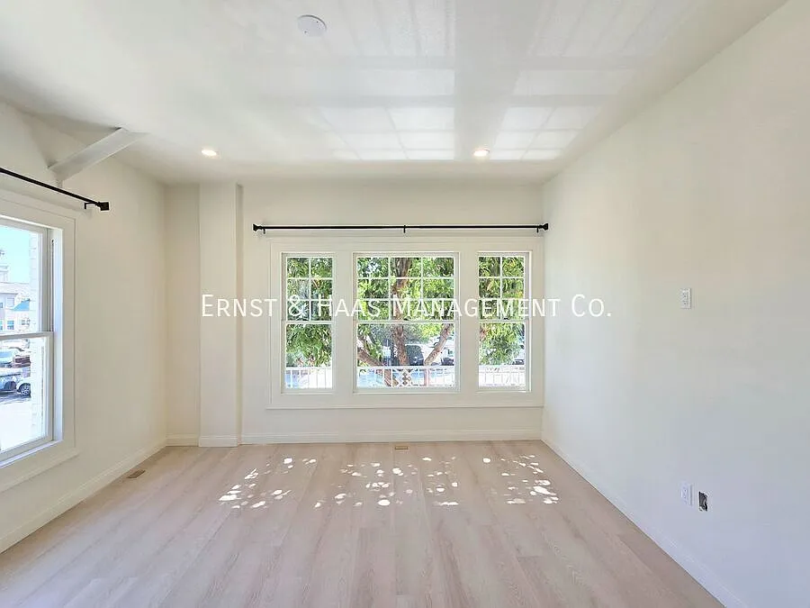 Charming Remodeled Studio Near Downtown Long Beach! *Move-In Special* — Photo 4