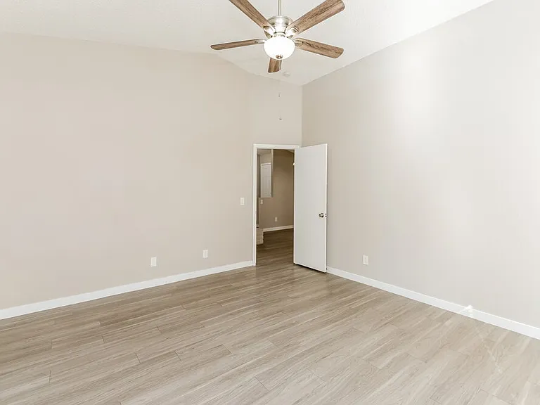 141 Emden Dr — Photo 11