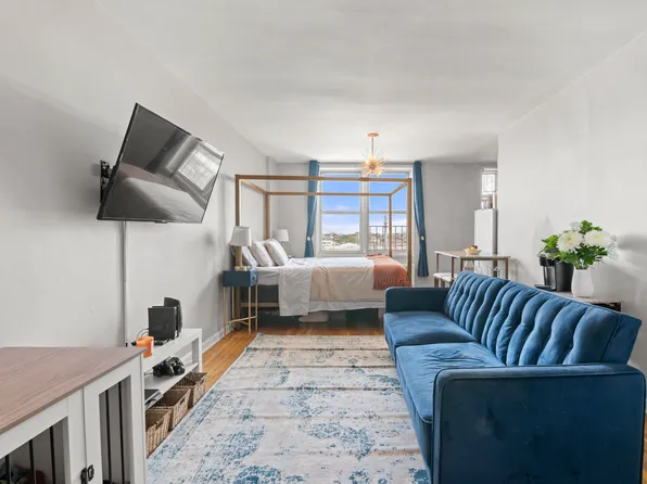 46-01 39th Avenue image 2 of 10