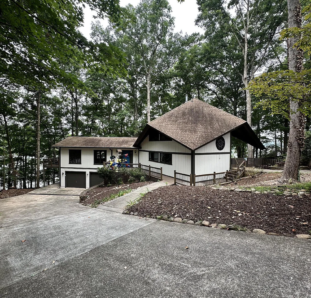 4 bed, 2.5 bath, 2350 sqft, $3,140 — Photo 2