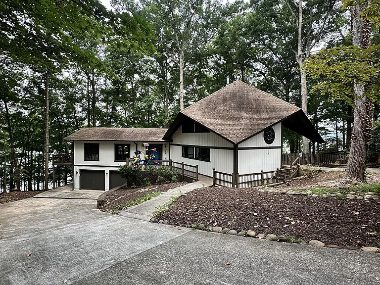 3421 The Trail Rd — Photo 1