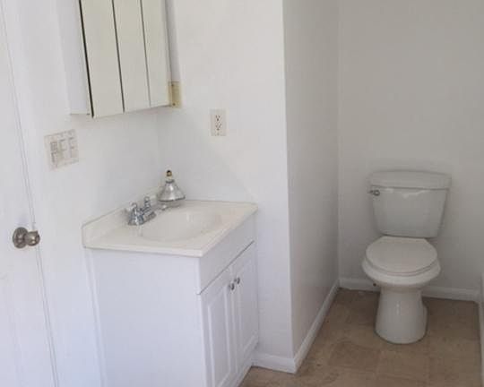 3rd image of 2047 Argyle Ave