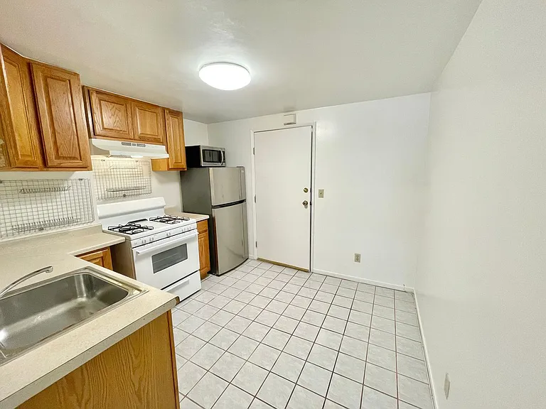743 11th Ave — Photo 3
