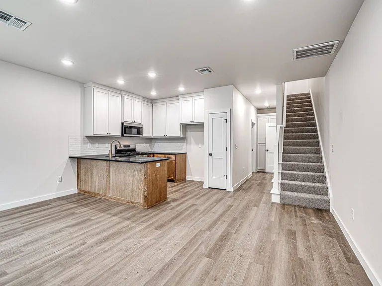 608 W 2nd St #110 — Photo 8