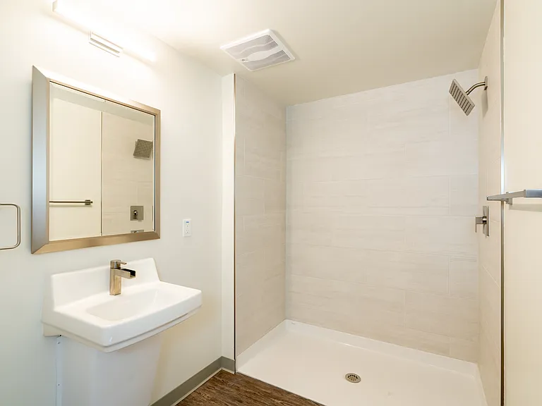 2828 Broadway — Photo 25