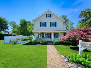 14 Woodland Dr, Kings Park, NY 11754