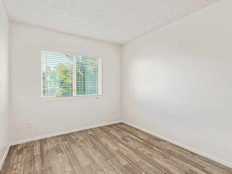 5810 N 48th Ln — Photo 20