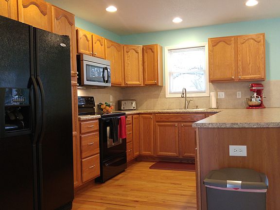 Custom cabinetry w/ rollouts