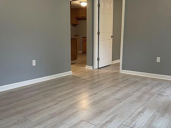 4th image of 18 Hammond Dr SW